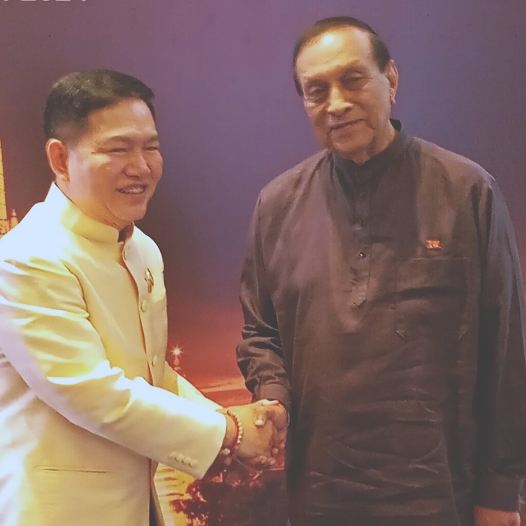 Thai and Sri Lankan representatives shaking hands at a Sri Lanka-Thailand Society event